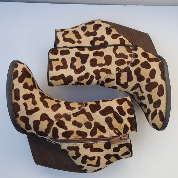 SIZE 7. Very Volatile Leopard Print Booties. - Picture 9 of 16